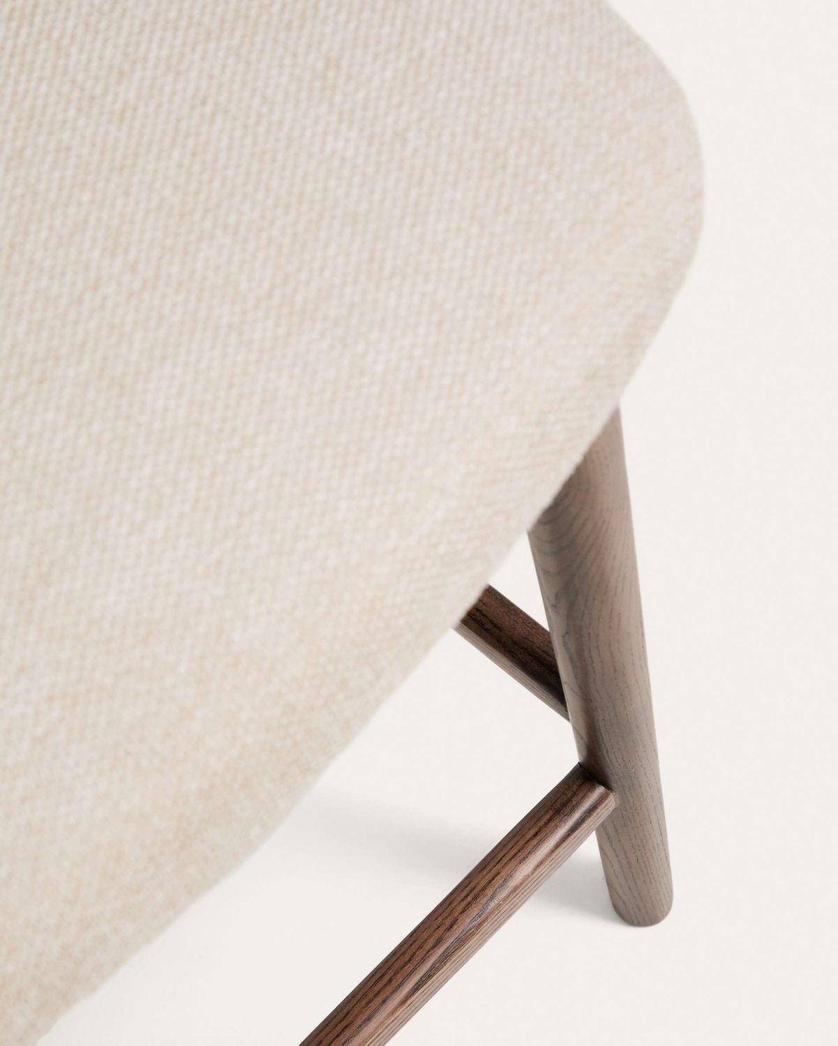 Taburete Ciselia chenilla beige y patas de madera maciza fresno acabado tono nogal FSC Mix Credit 65cm