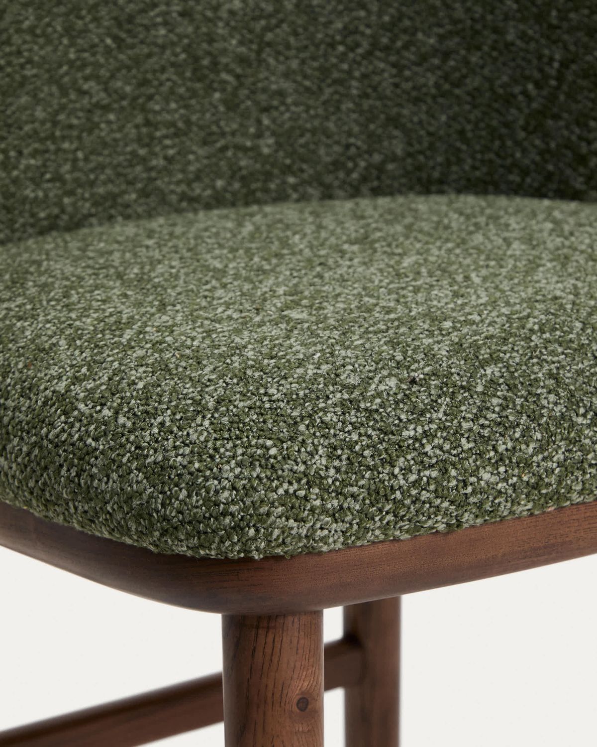 Taburete Ciselia chenilla gruesa verde oscuro y patas de madera maciza de fresno acabado tono nogal FSC Mix Credit 75 cm