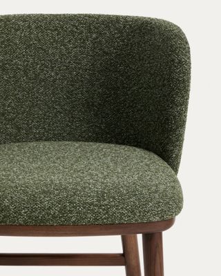 Taburete Ciselia chenilla gruesa verde oscuro y patas de madera maciza de fresno acabado tono nogal FSC Mix Credit 75 cm