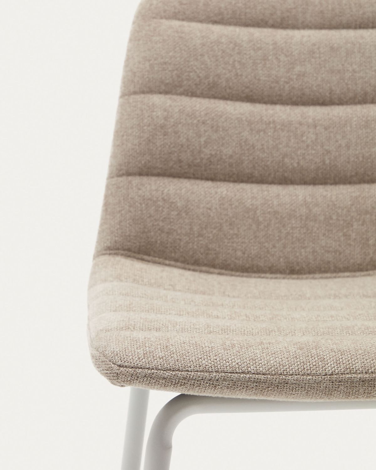 Taburete Zunilda de chenilla beige y acero con acabado blanco mate altura 65 cm FSC 100%