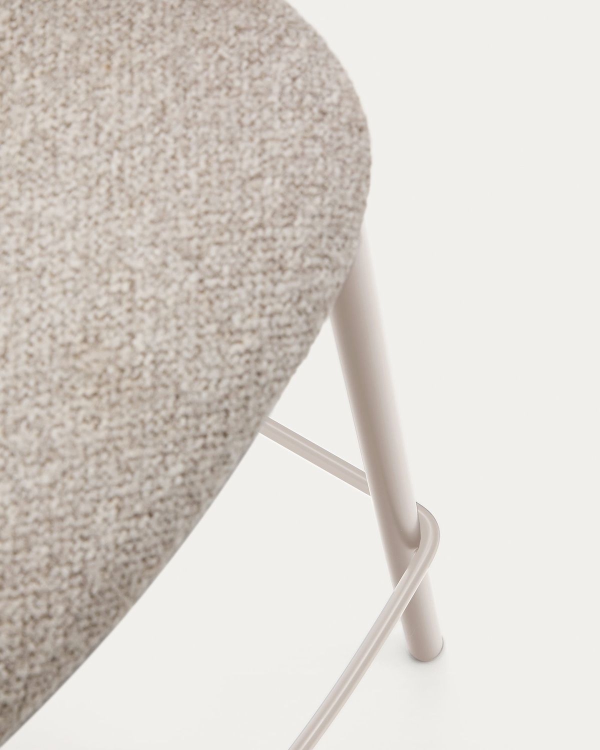 Taburete Maina chenilla gruesa beige y patas de acero acabado beige FSC Mix Credit 65 cm