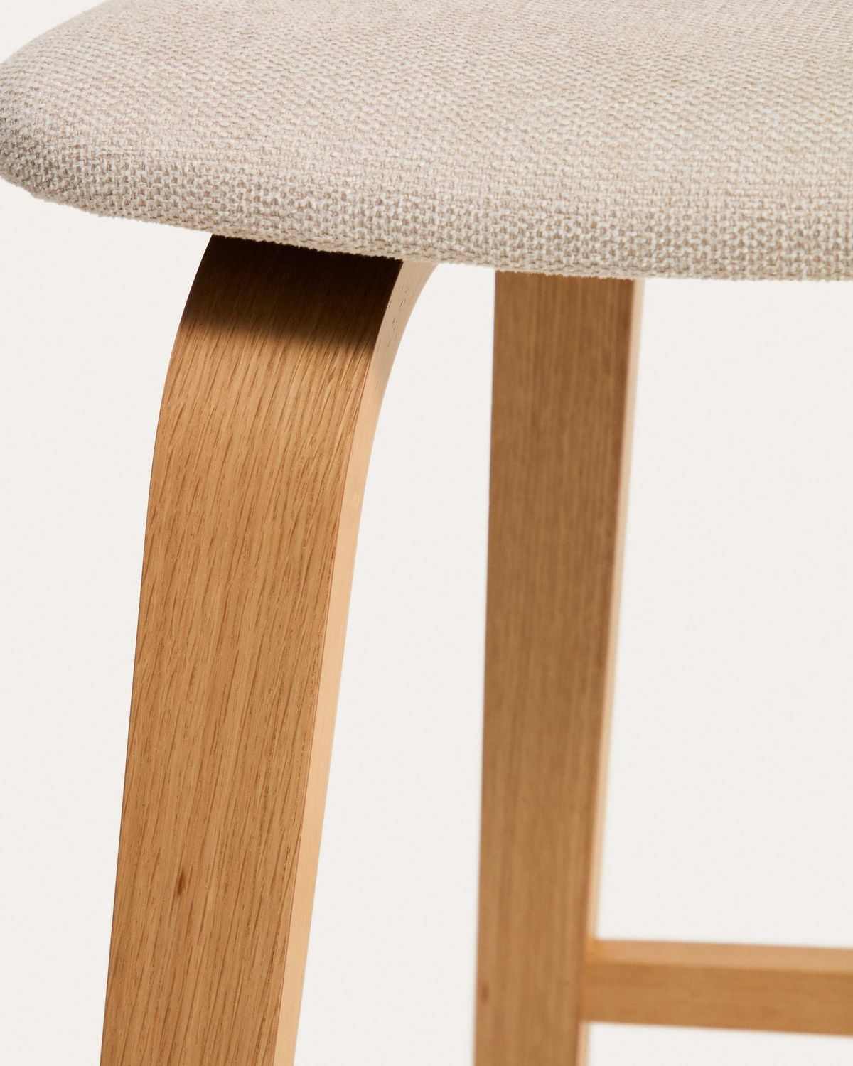 Taburete Gena de chapa de roble y chenilla beige 65cm