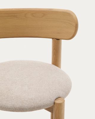 Silla Nebai chenilla beige estructura madera maciza roble acabado natural FSC MIX Credit