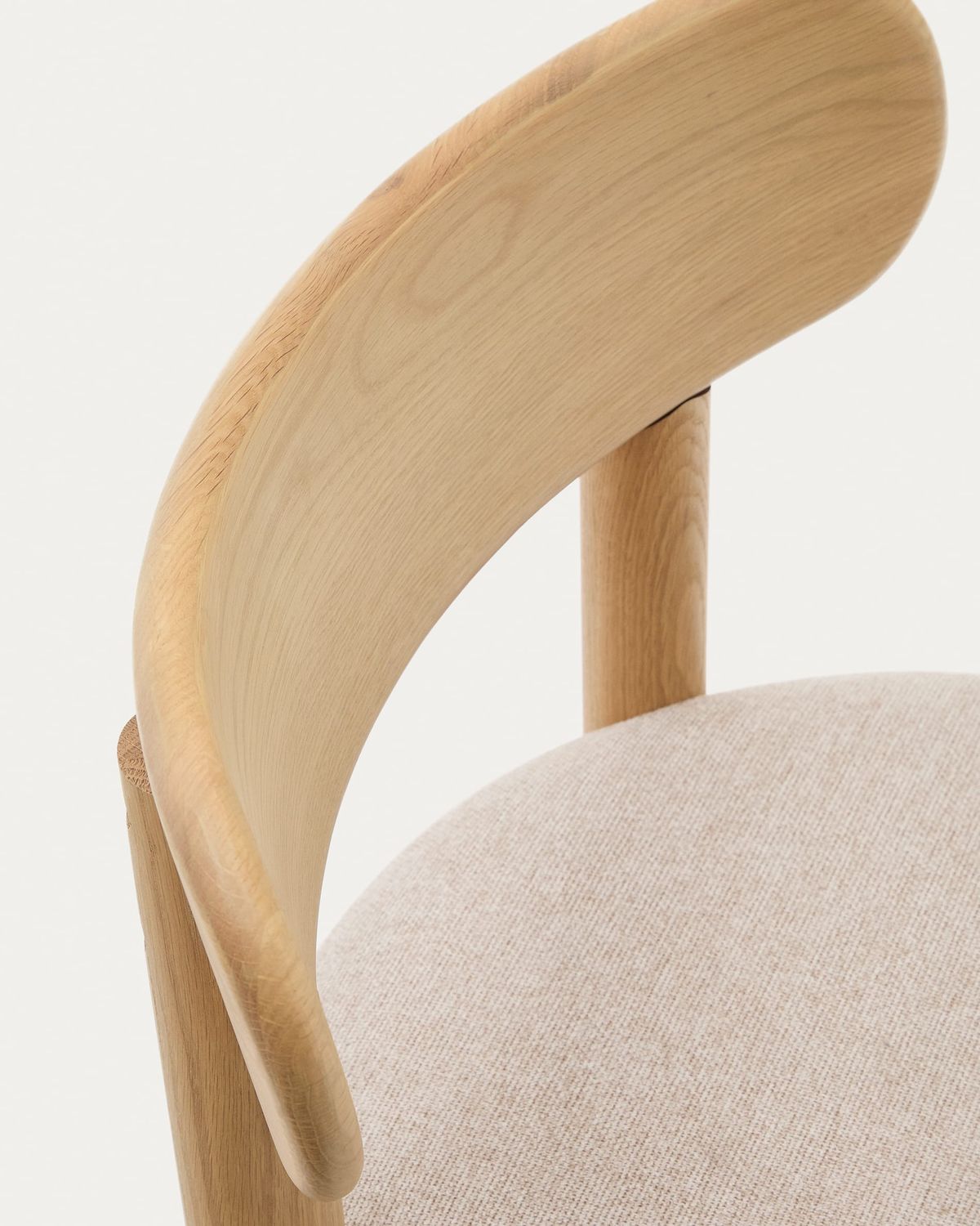 Silla Nebai chenilla beige estructura madera maciza roble acabado natural FSC MIX Credit