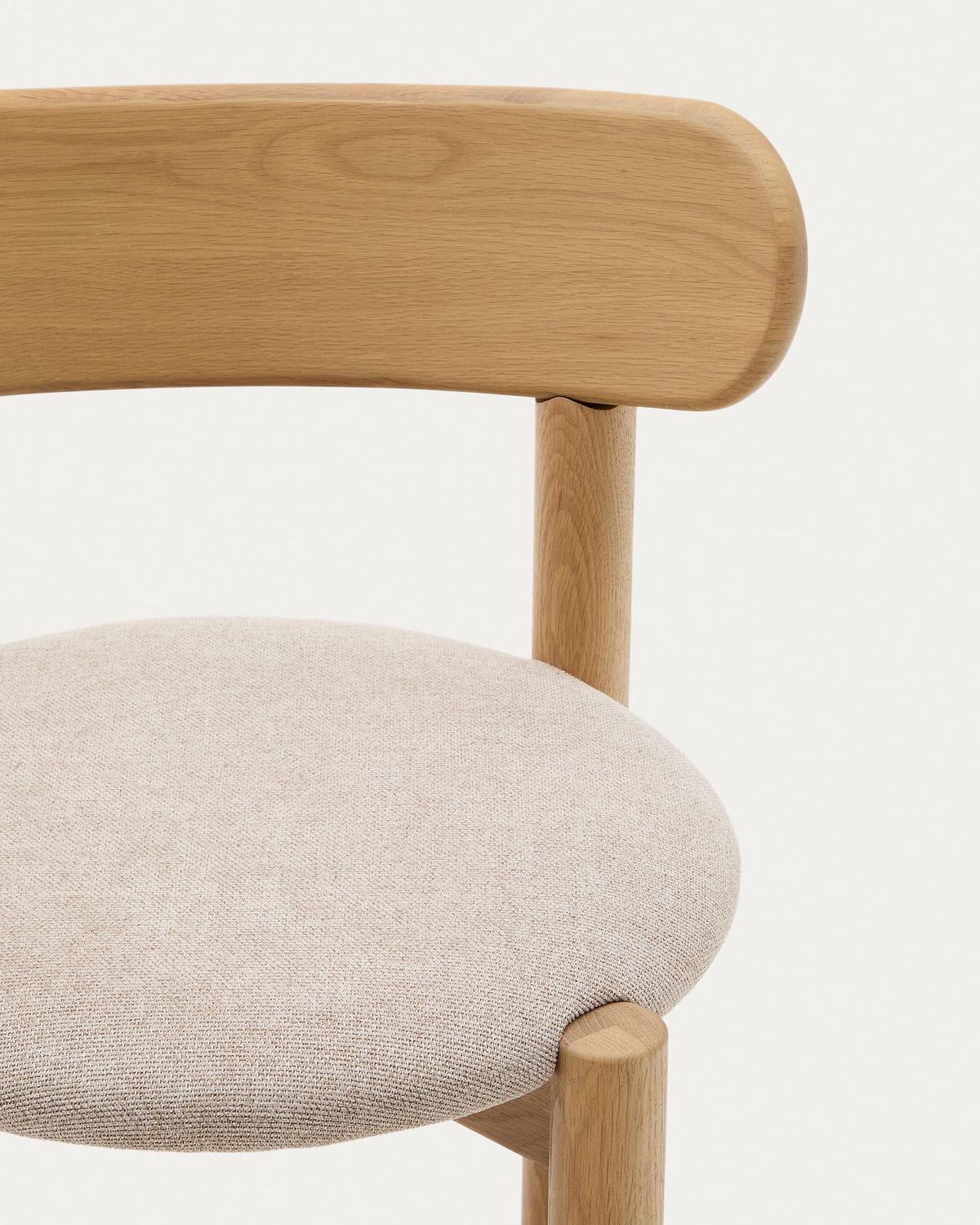 Silla Nebai chenilla beige estructura madera maciza roble acabado natural FSC MIX Credit