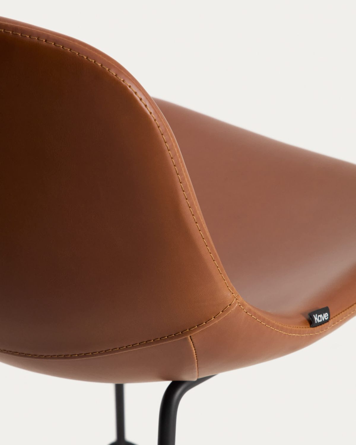 Taburete Zahara de poliuretano marrón y patas de acero con acabado negro 76 cm FSC 100%
