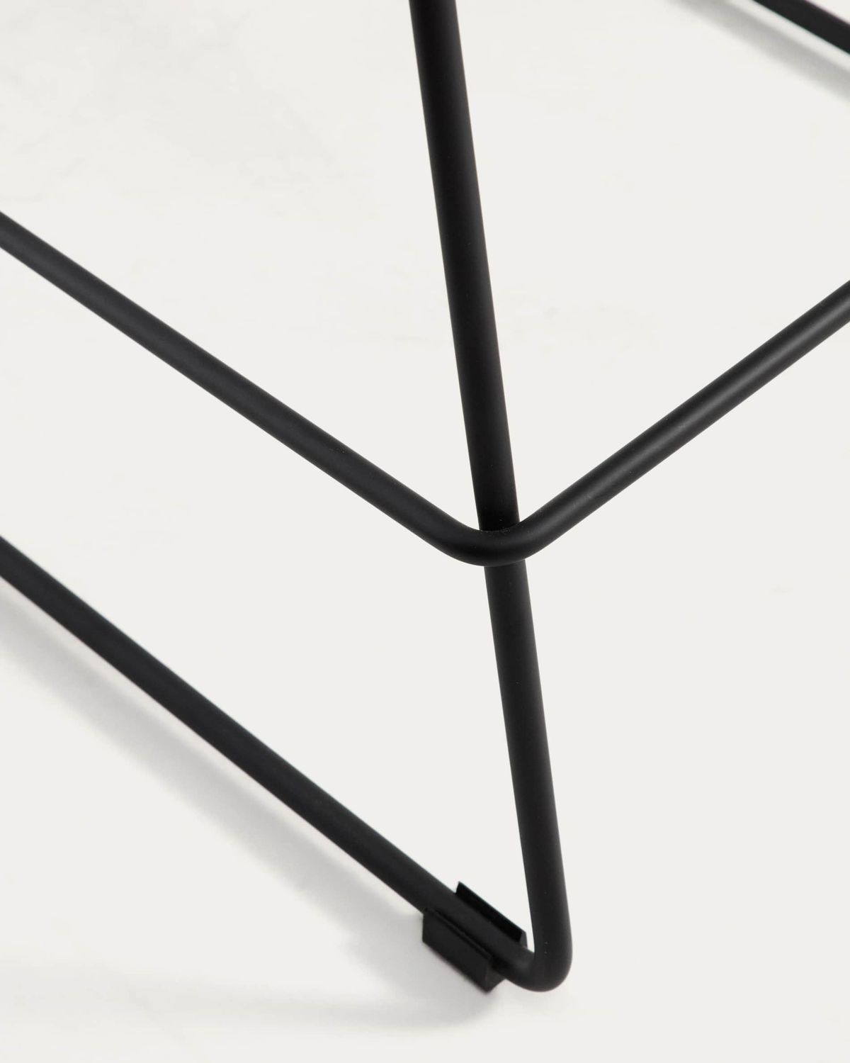 Taburete Zahara de poliuretano marrón y patas de acero con acabado negro 76 cm FSC 100%