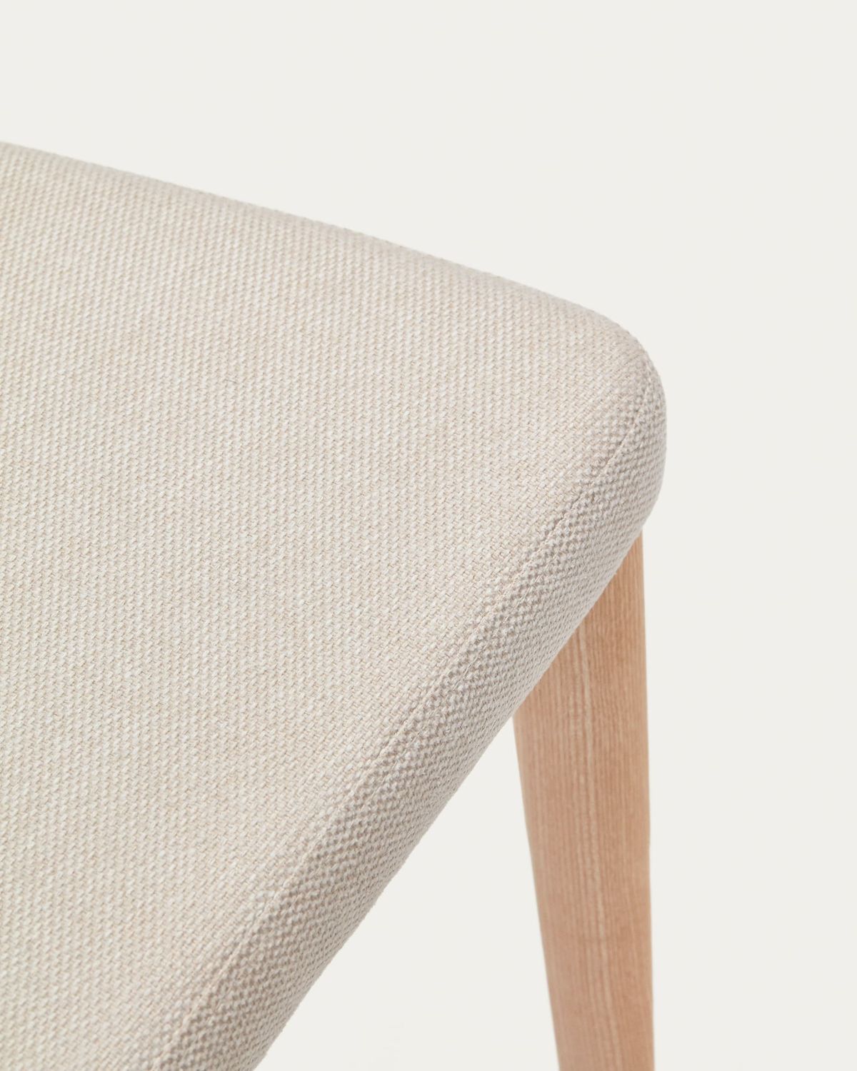 Silla Rosie de chenilla beige y patas de madera maciza de fresno con acabado natural