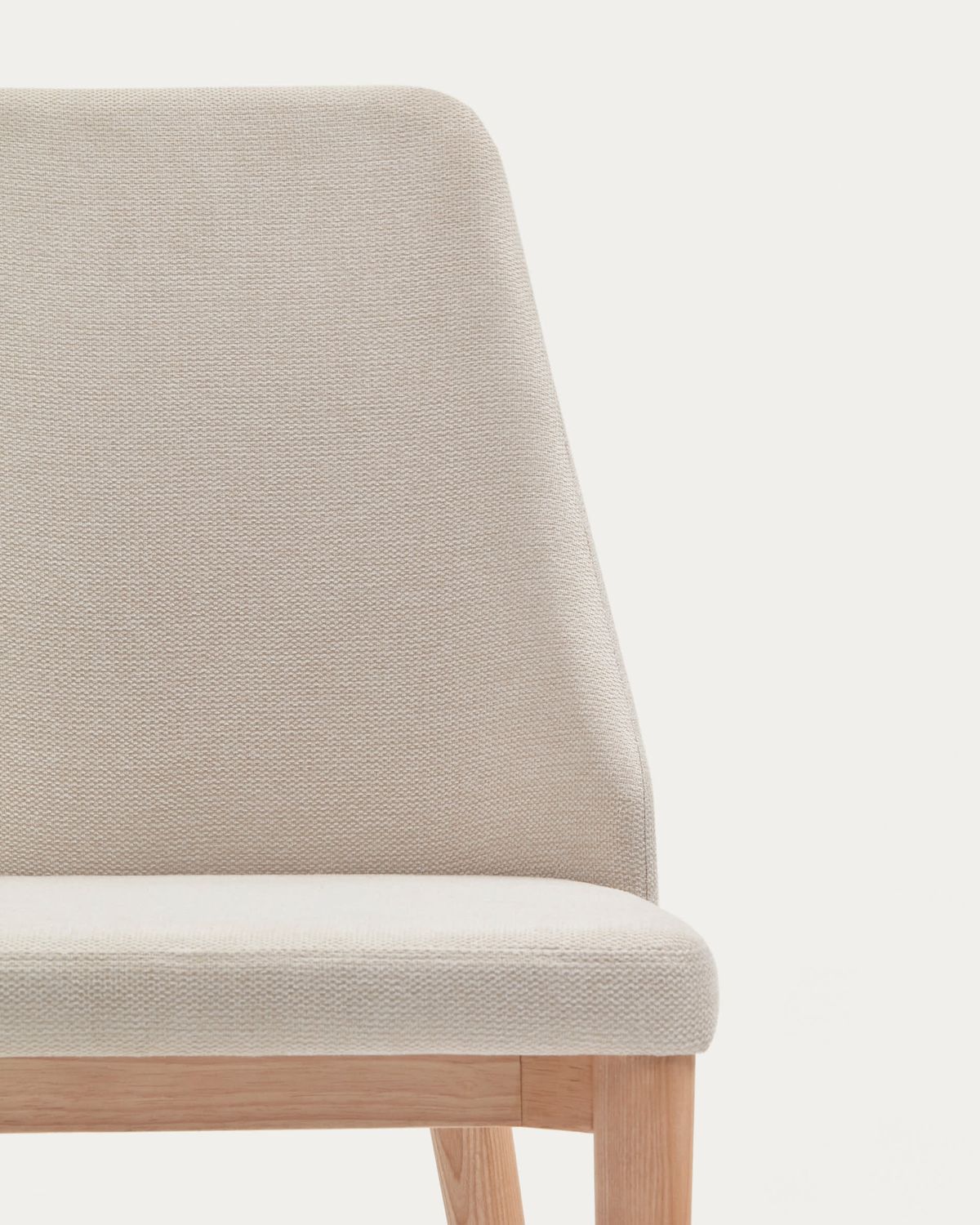 Silla Rosie de chenilla beige y patas de madera maciza de fresno con acabado natural