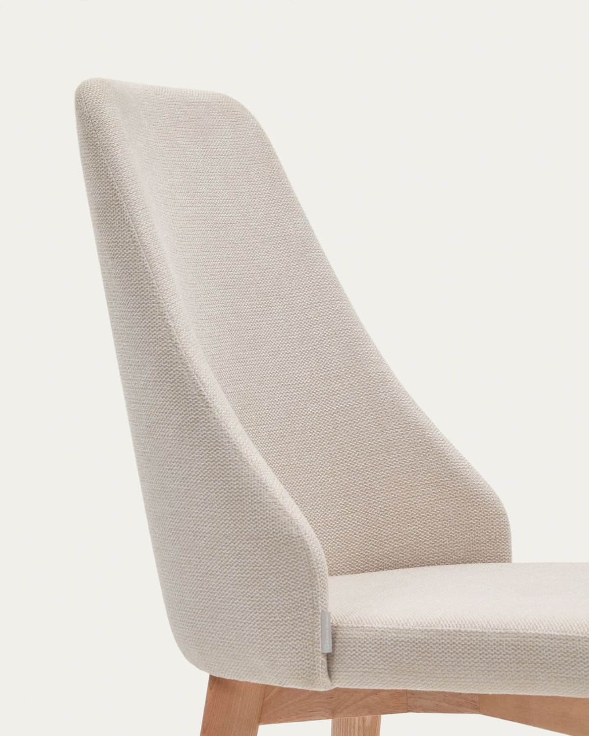 Silla Rosie de chenilla beige y patas de madera maciza de fresno con acabado natural