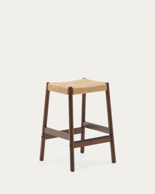 Taburete Yalia de madera maciza de roble con acabado nogal y cuerda altura 65 cm FSC Mix Credit