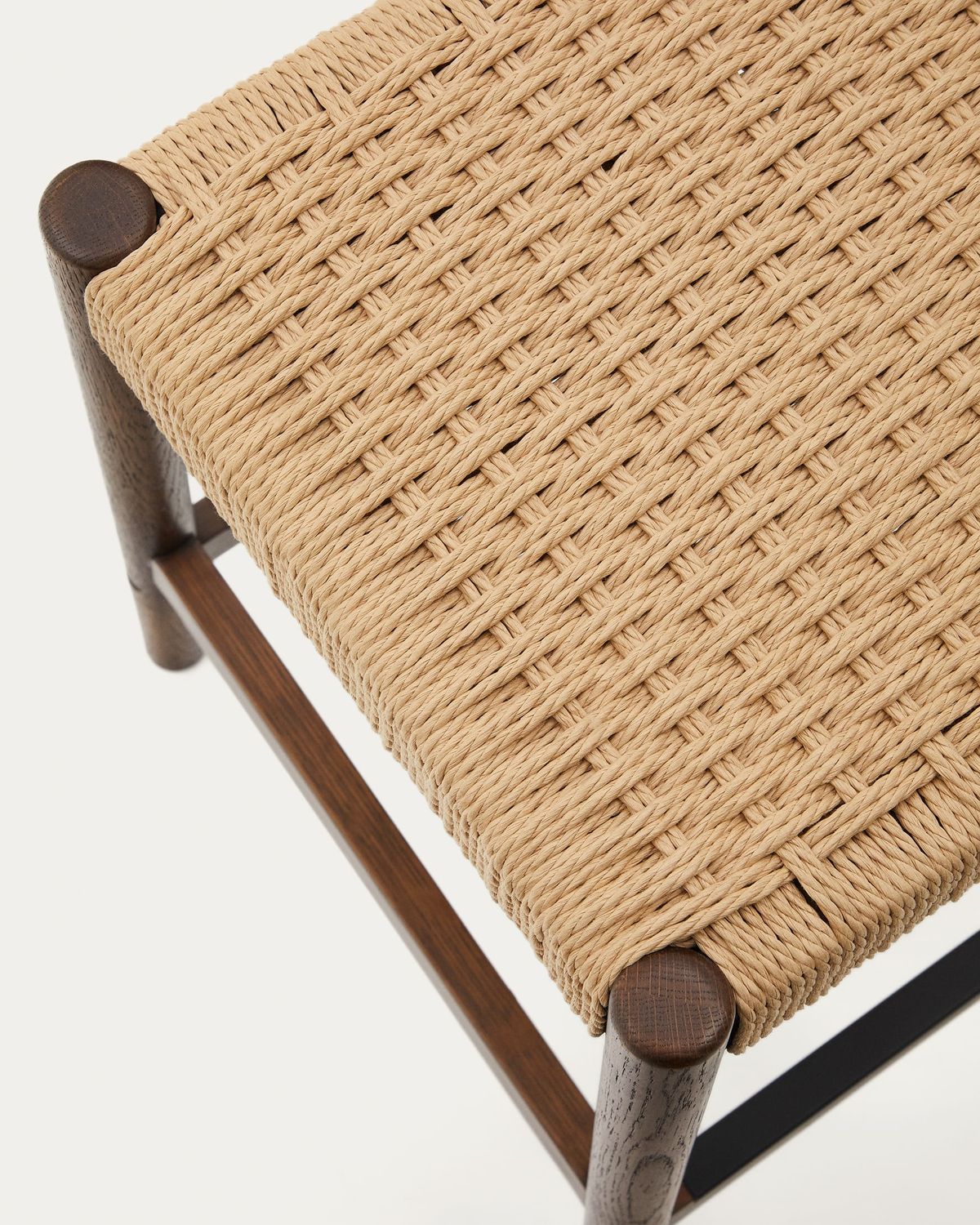 Taburete Yalia de madera maciza de roble con acabado nogal y cuerda altura 65 cm FSC Mix Credit