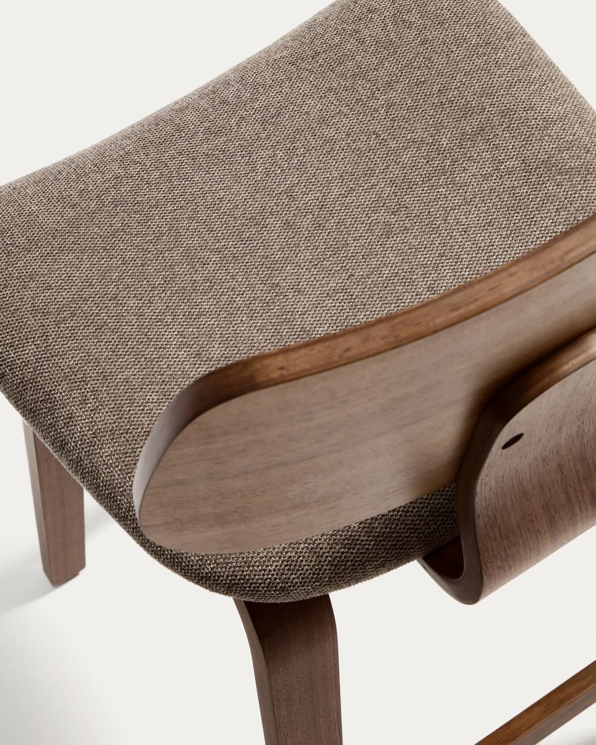 Taburete Gena de chapa de nogal y chenilla beige 65cm