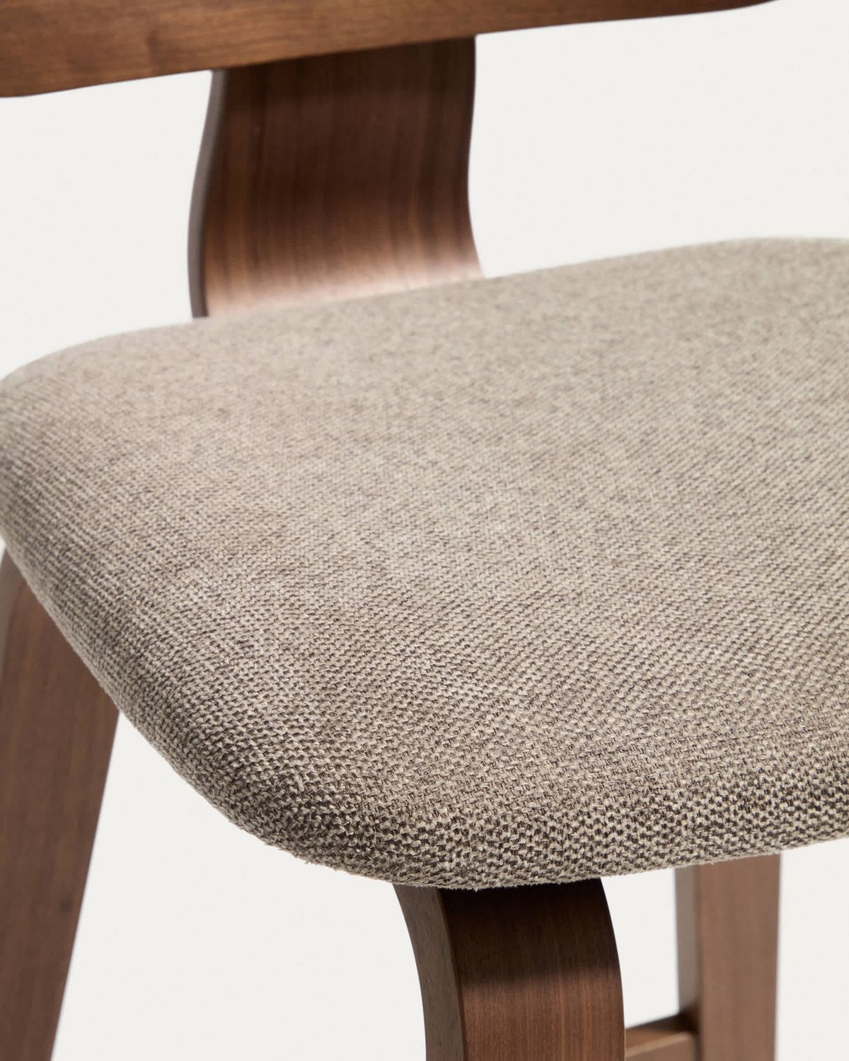Taburete Gena de chapa de nogal y chenilla beige 65cm