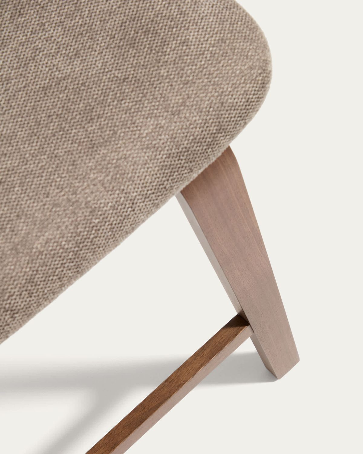 Taburete Gena de chapa de nogal y chenilla beige 65cm