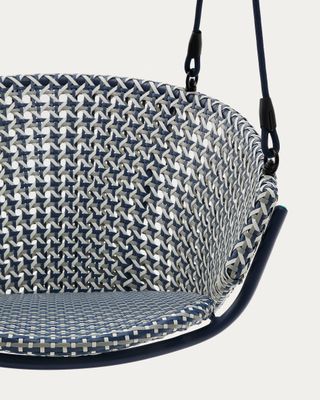 Sillón colgante con pie Saliga de aluminio y ratán sintético azul