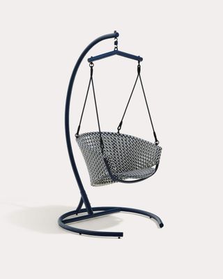 Sillón colgante con pie Saliga de aluminio y ratán sintético azul