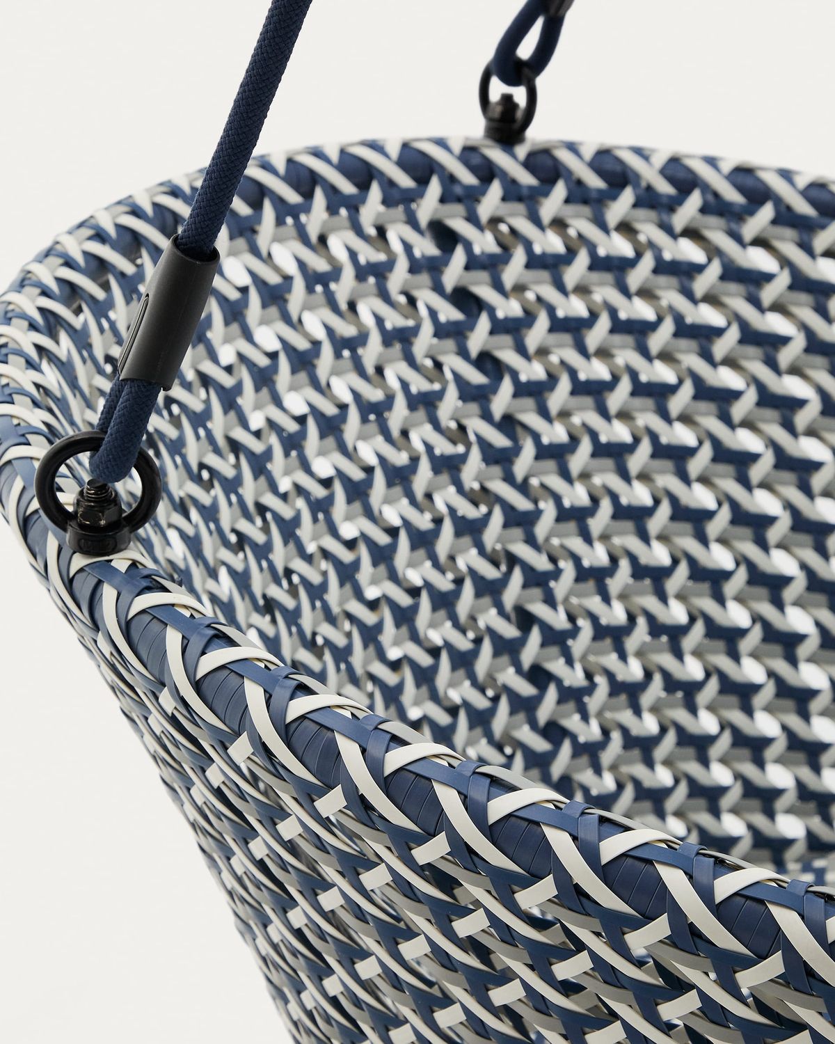 Sillón colgante con pie Saliga de aluminio y ratán sintético azul