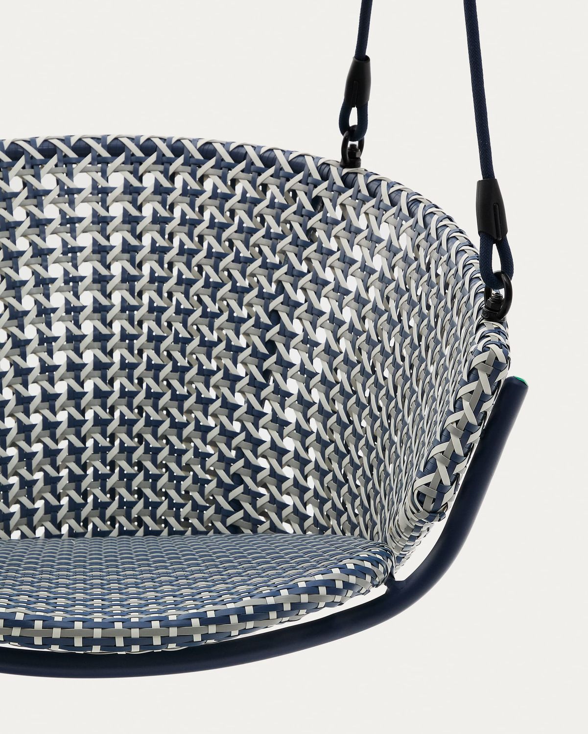 Sillón colgante con pie Saliga de aluminio y ratán sintético azul