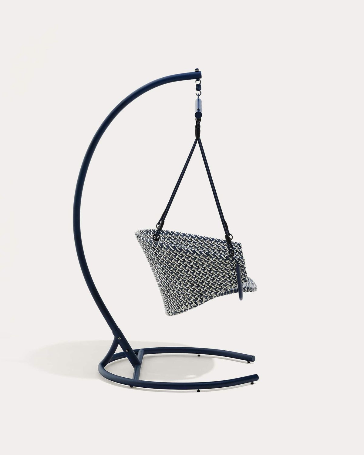 Sillón colgante con pie Saliga de aluminio y ratán sintético azul