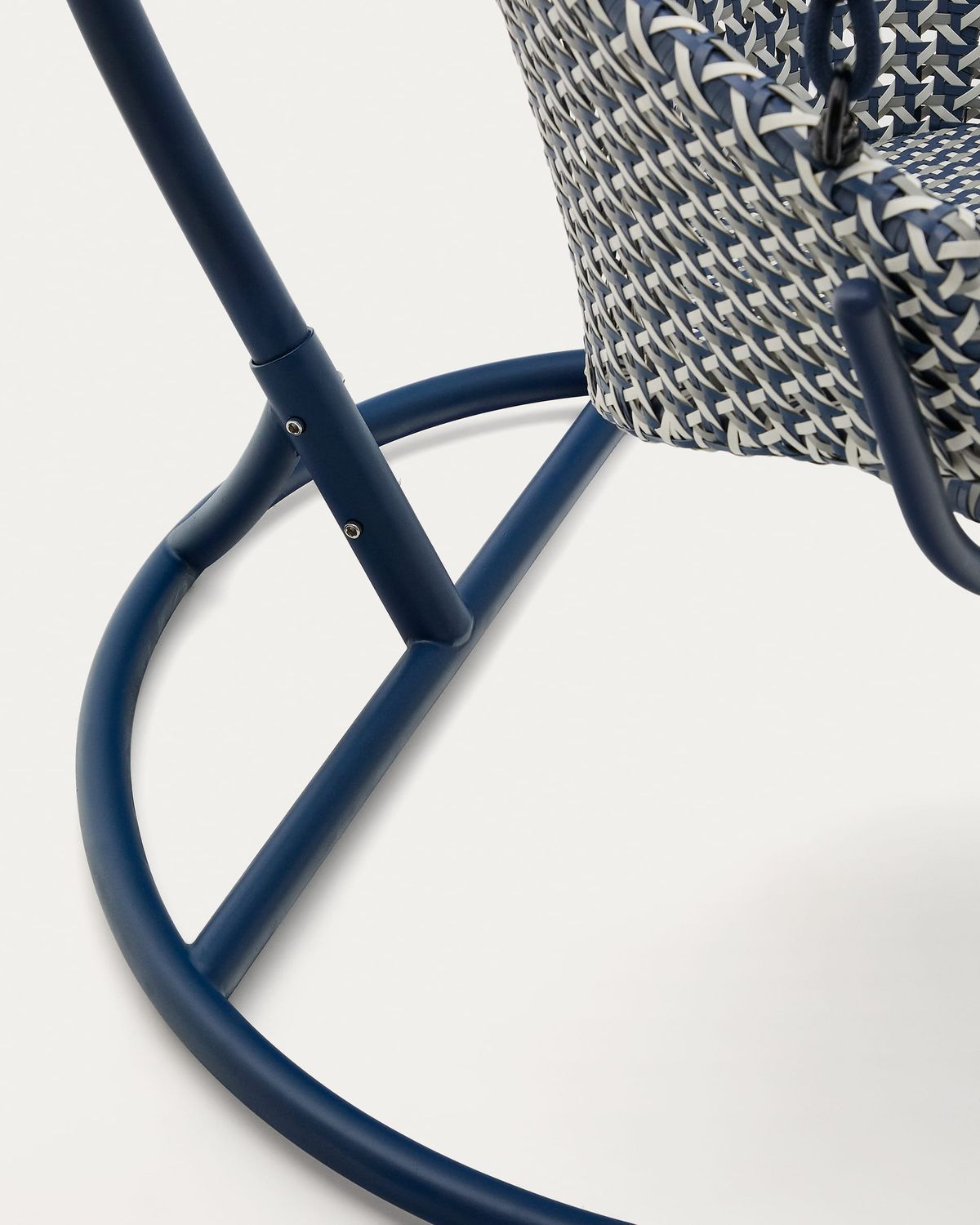 Sillón colgante con pie Saliga de aluminio y ratán sintético azul