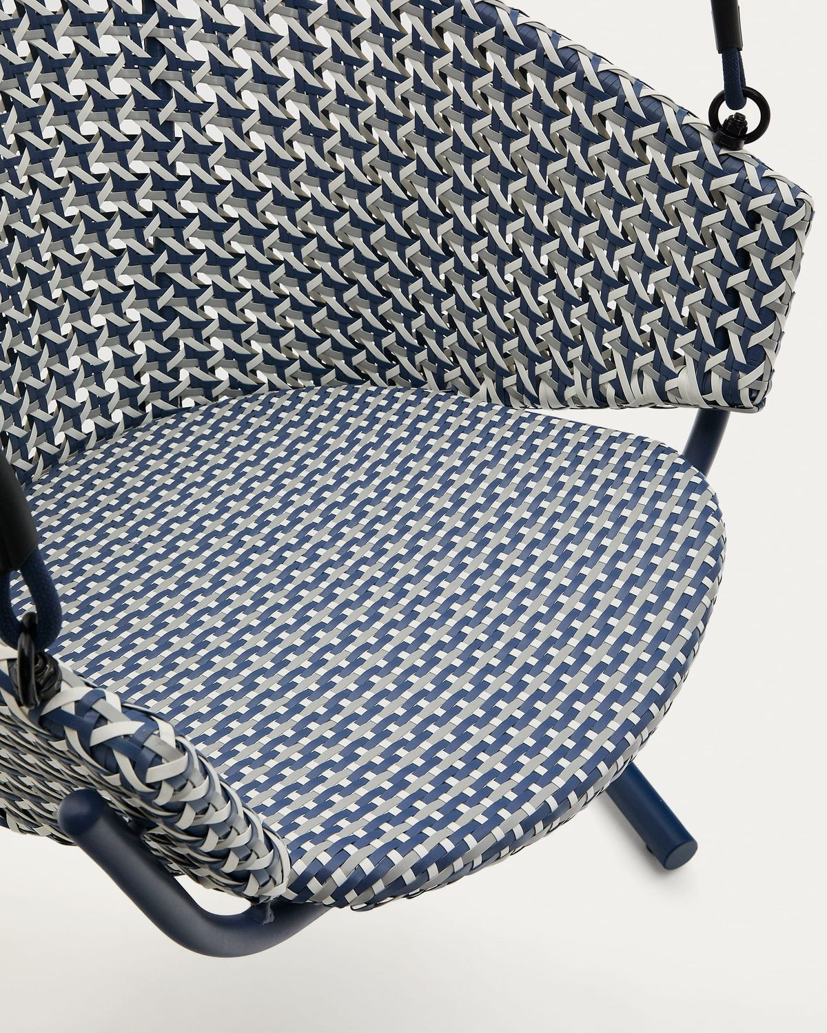 Sillón colgante con pie Saliga de aluminio y ratán sintético azul