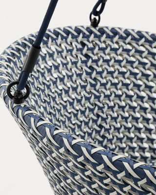 Sillón colgante con pie Saliga de aluminio y ratán sintético azul