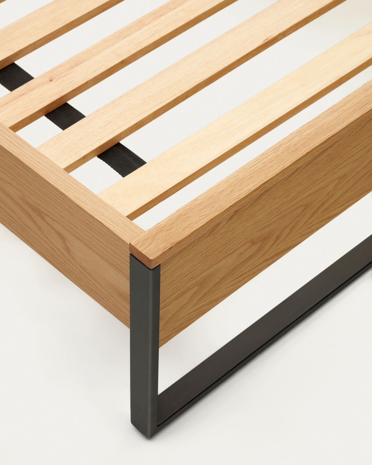 Cama Taiana de chapa de roble y patas de acero con acabado pintado negro 90 x 190 cm