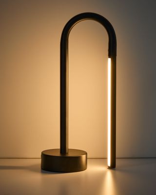 Lámpara de mesa portátil Bow de aluminio negro