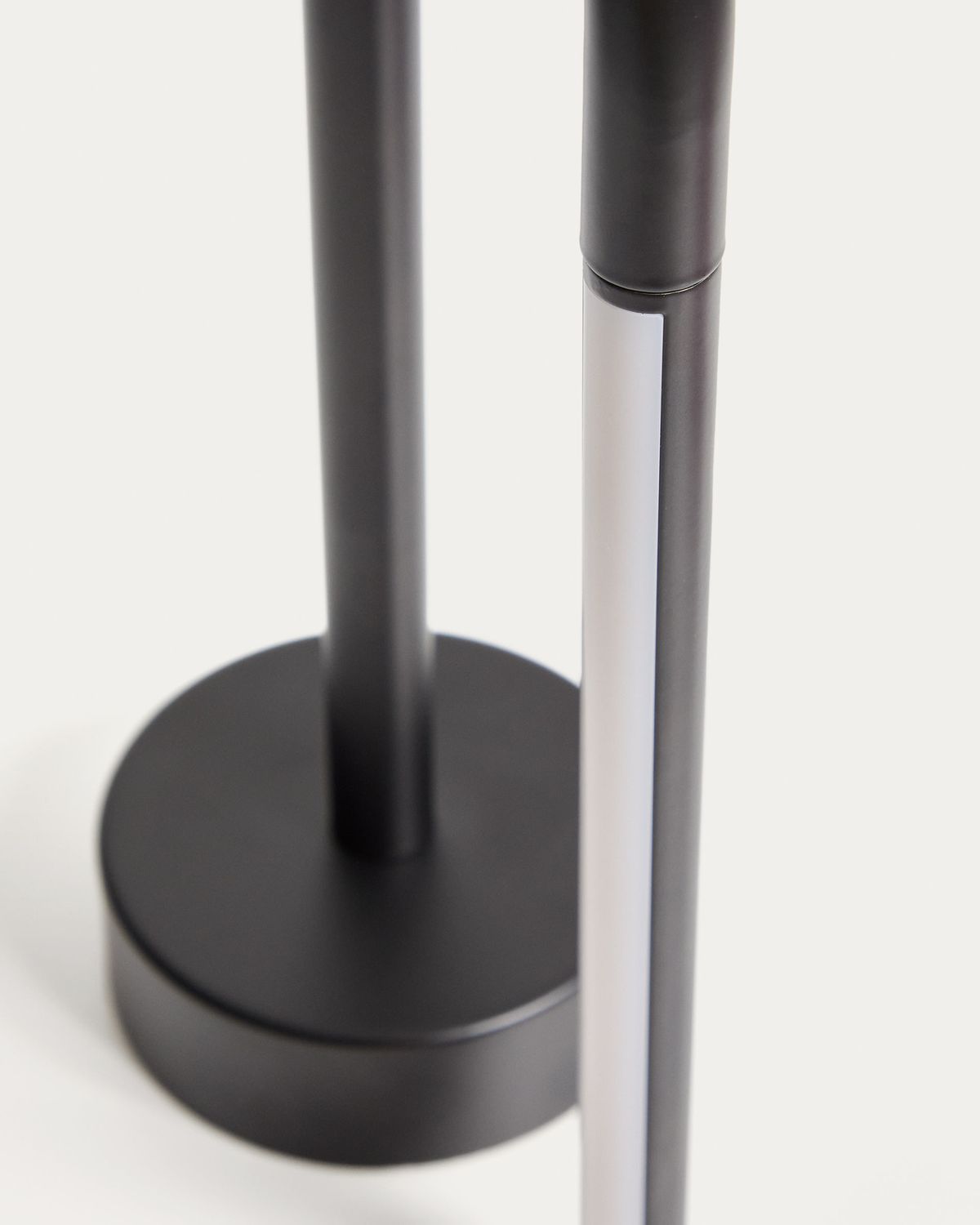 Lámpara de mesa portátil Bow de aluminio negro