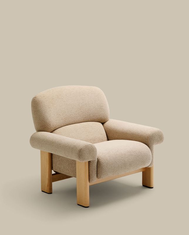 Butaca Nema de chenilla beige y patas de madera maciza de fresno acabado natural FSC 100%