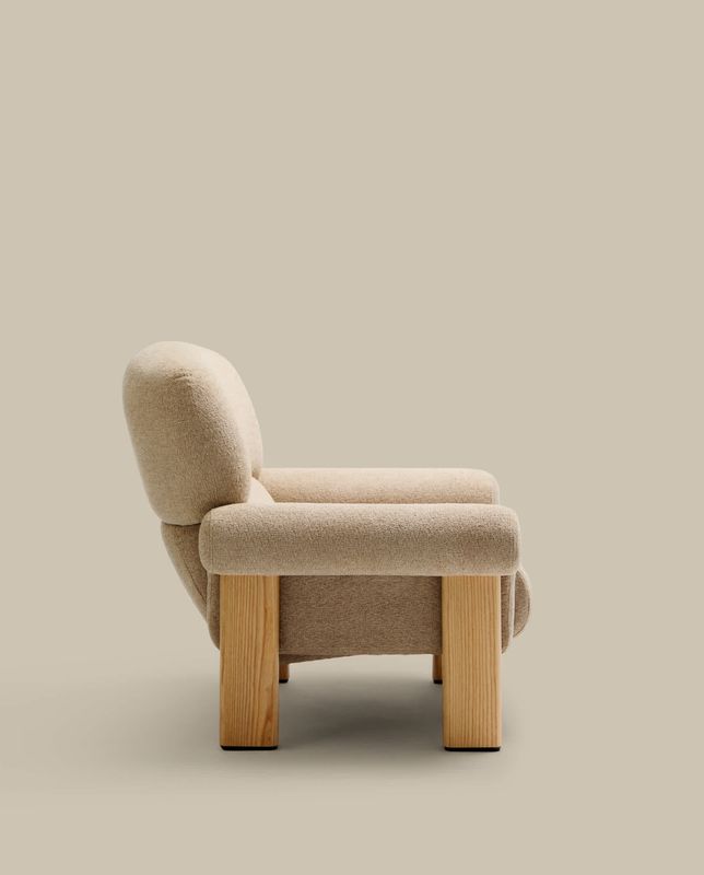 Butaca Nema de chenilla beige y patas de madera maciza de fresno acabado natural FSC 100%
