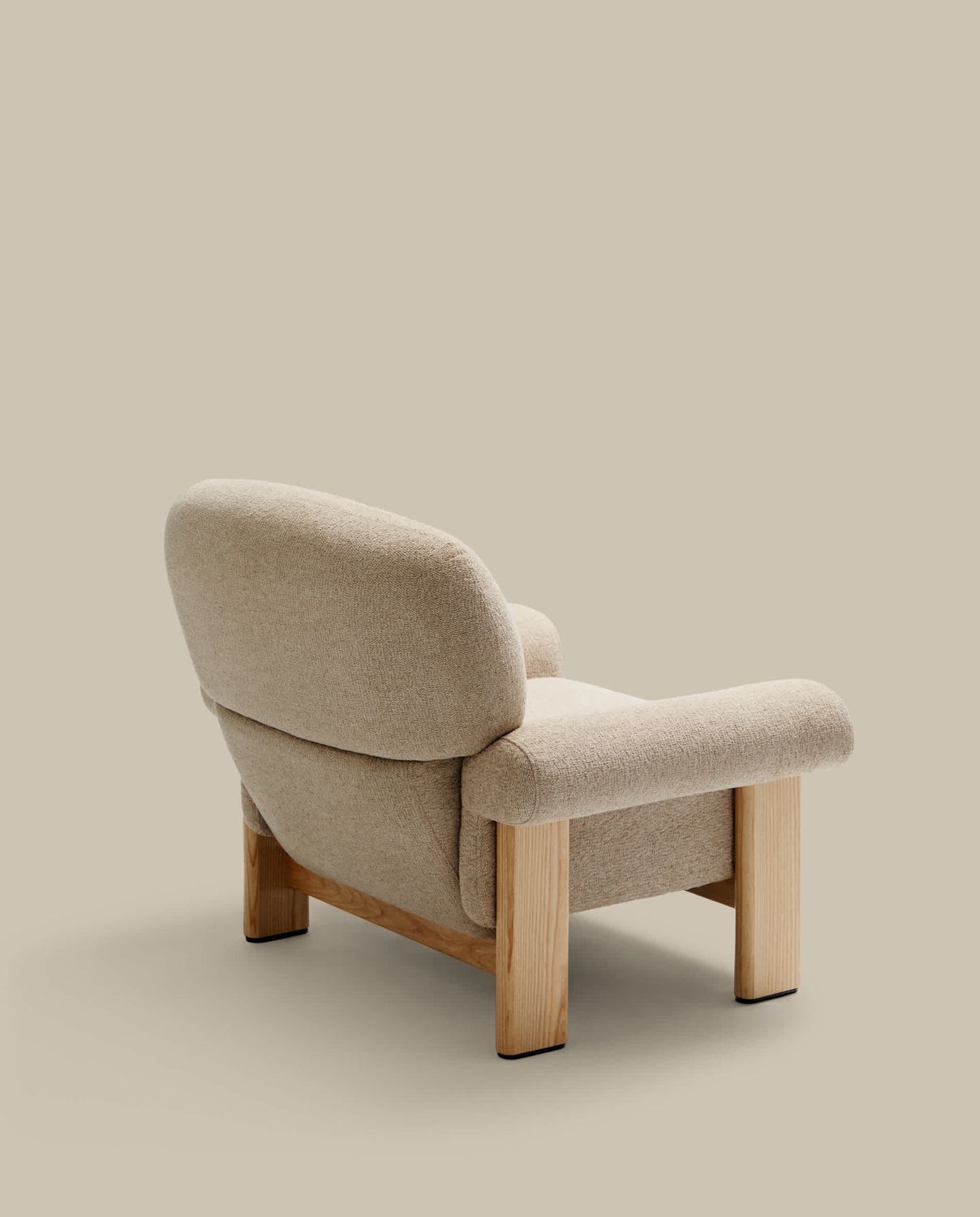 Butaca Nema de chenilla beige y patas de madera maciza de fresno acabado natural FSC 100%