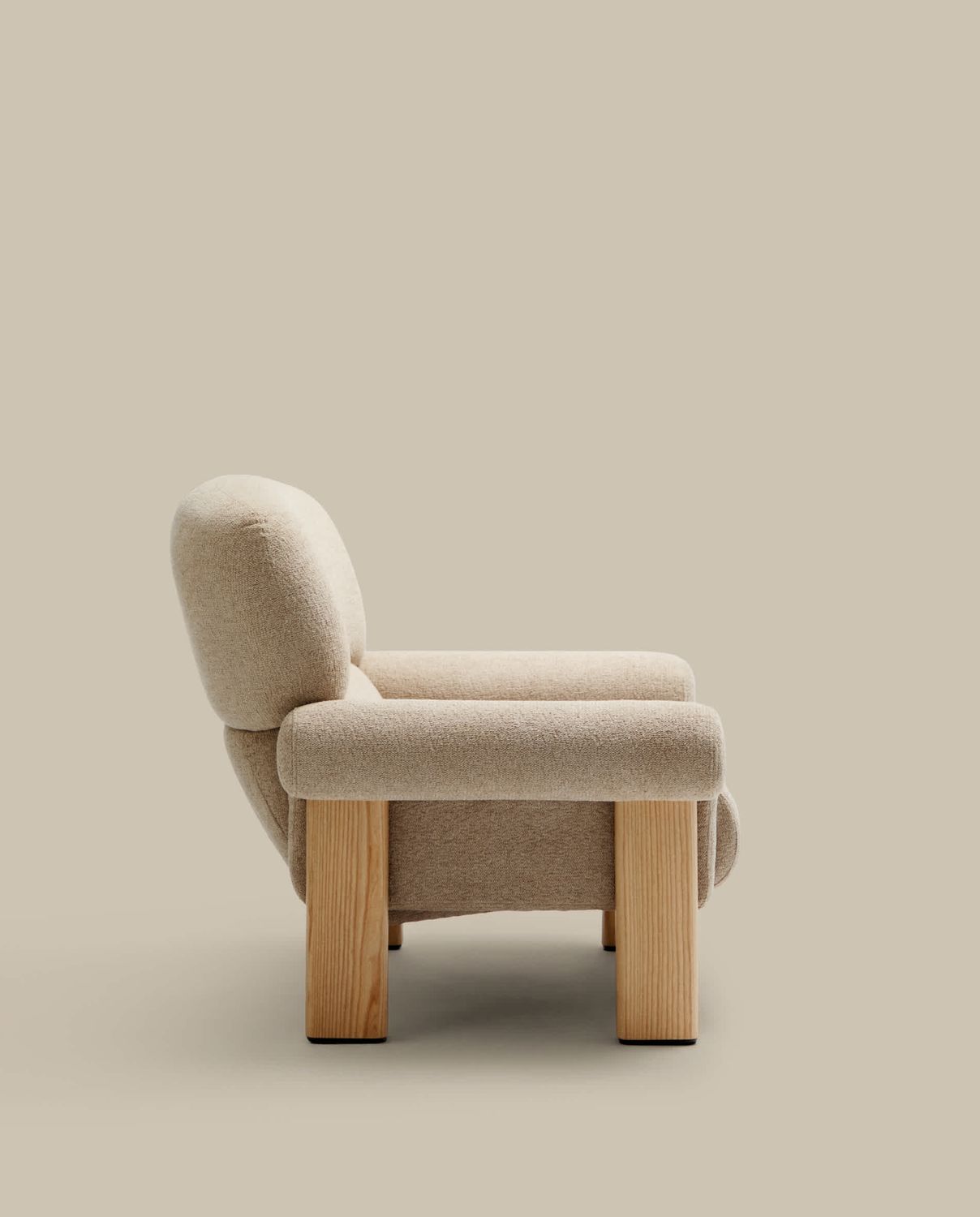 Butaca Nema de chenilla beige y patas de madera maciza de fresno acabado natural FSC 100%