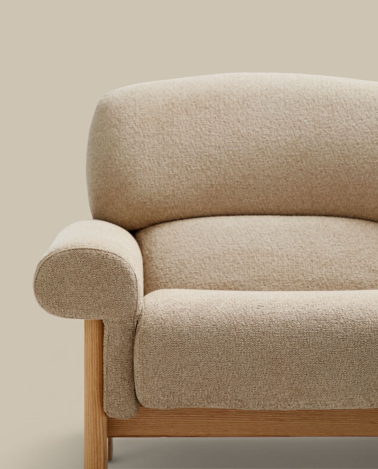 Butaca Nema de chenilla beige y patas de madera maciza de fresno acabado natural FSC 100%