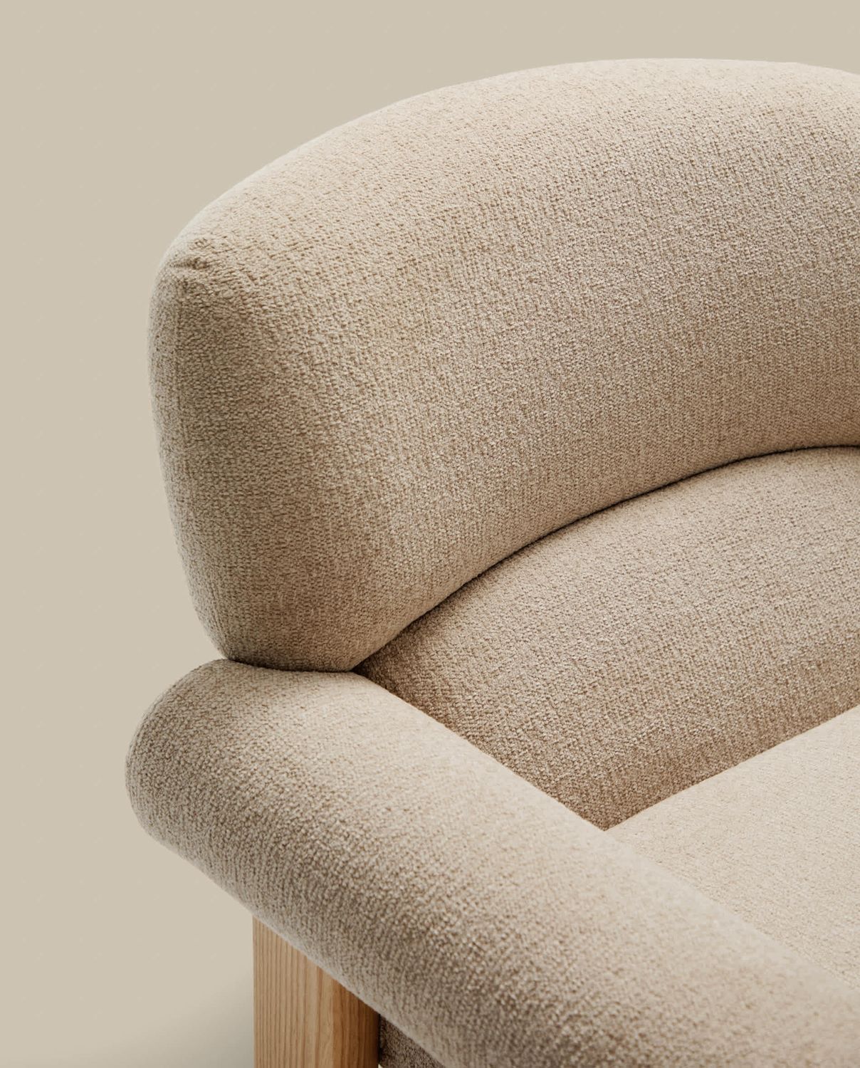 Butaca Nema de chenilla beige y patas de madera maciza de fresno acabado natural FSC 100%