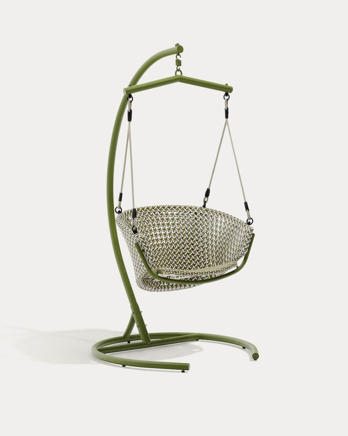 Sillón colgante con pie Saliga de aluminio y ratán sintético verde