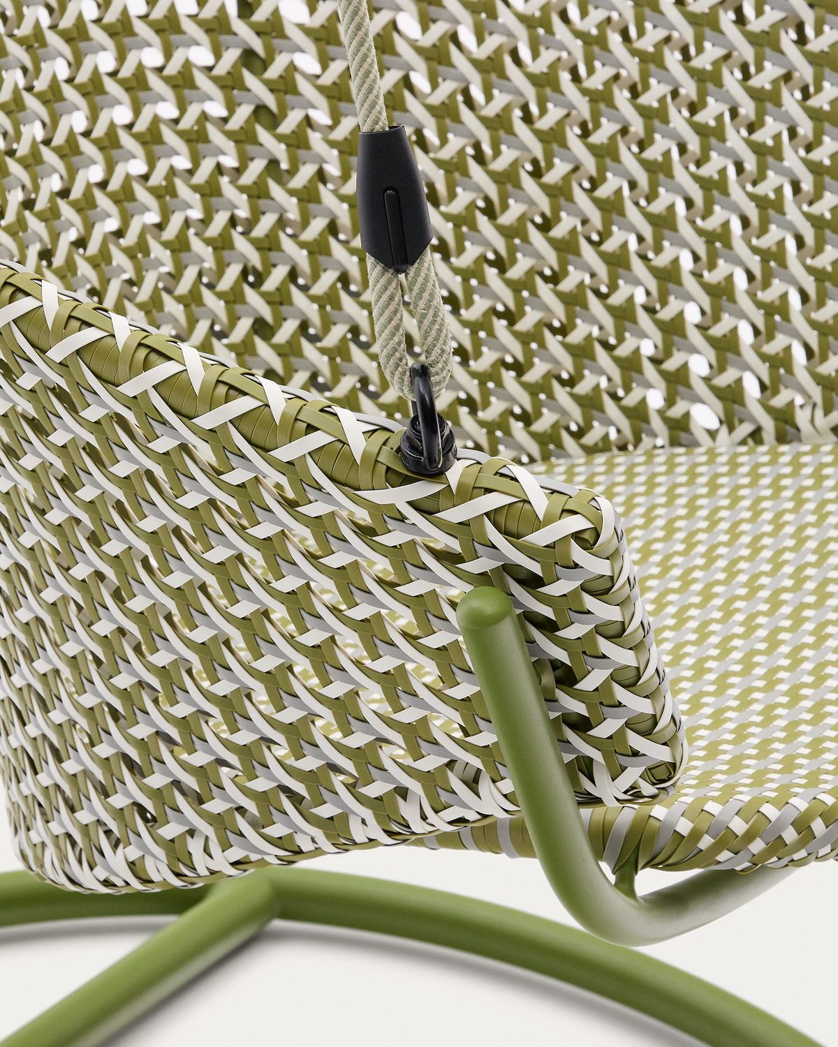 Sillón colgante con pie Saliga de aluminio y ratán sintético verde