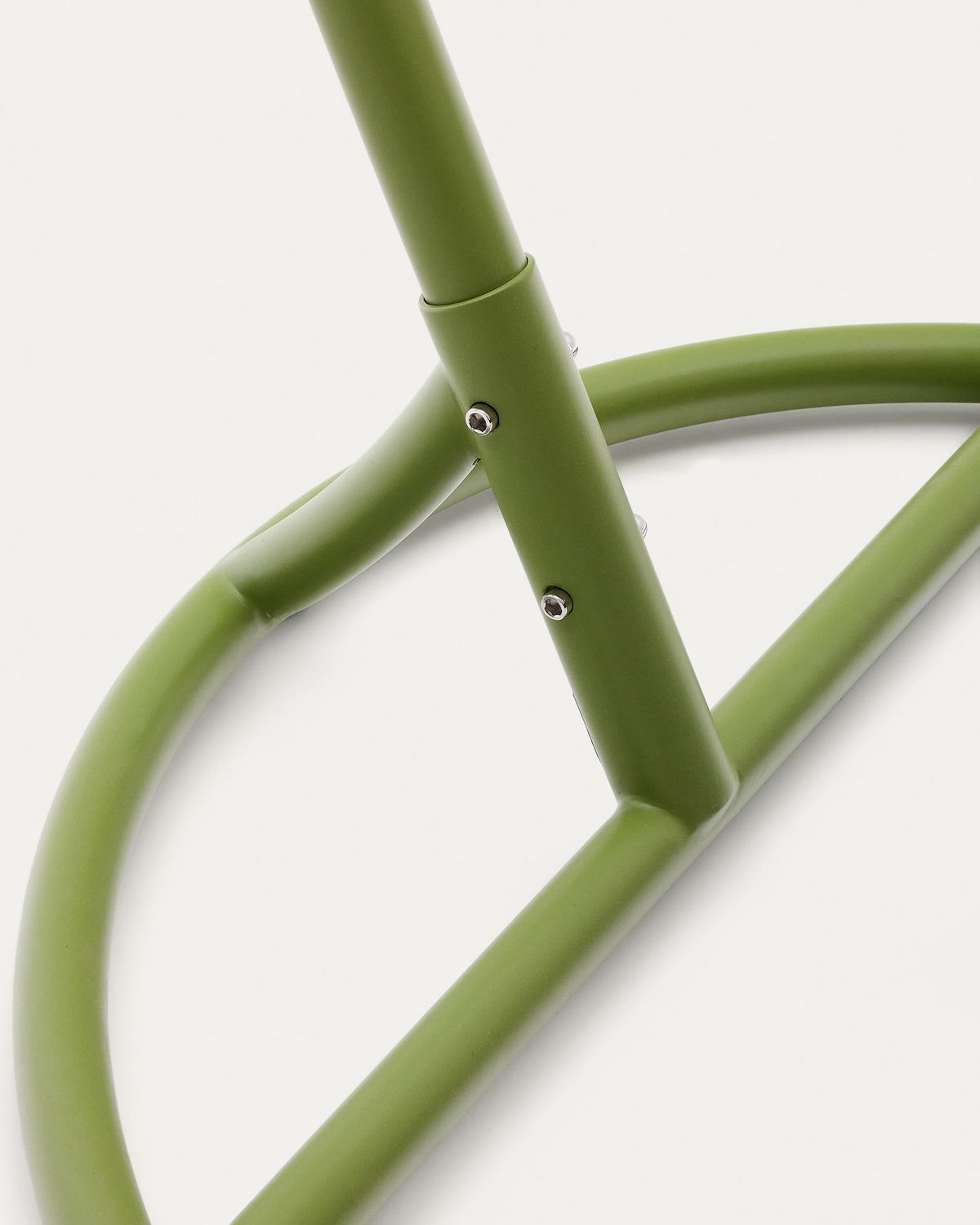Sillón colgante con pie Saliga de aluminio y ratán sintético verde