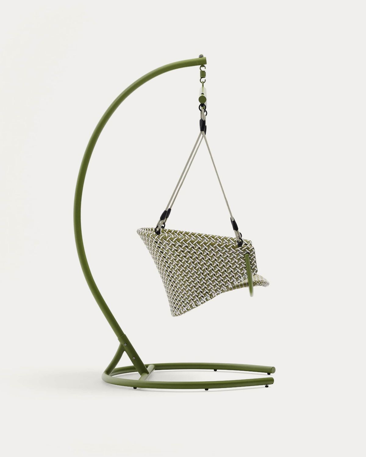 Sillón colgante con pie Saliga de aluminio y ratán sintético verde