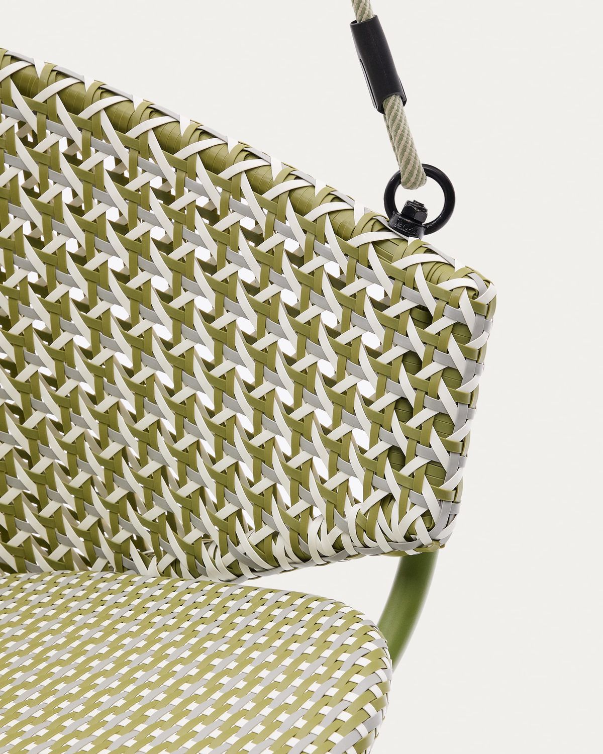 Sillón colgante con pie Saliga de aluminio y ratán sintético verde