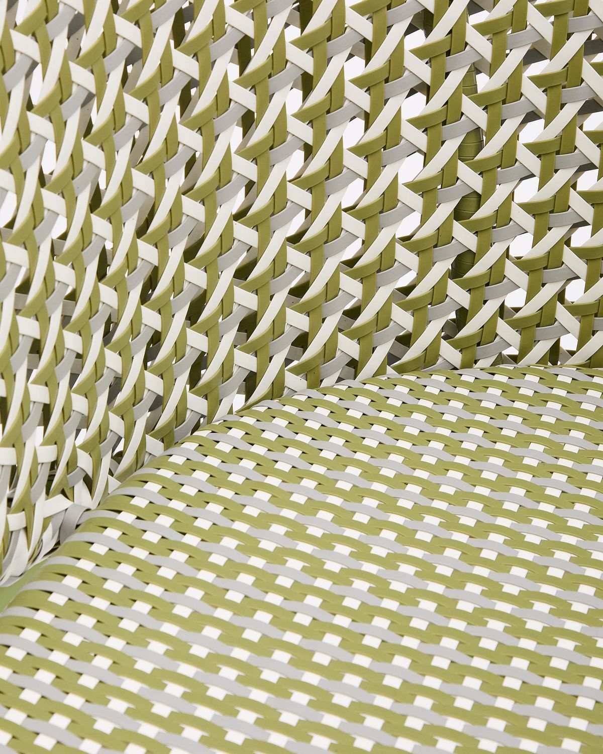 Sillón colgante con pie Saliga de aluminio y ratán sintético verde