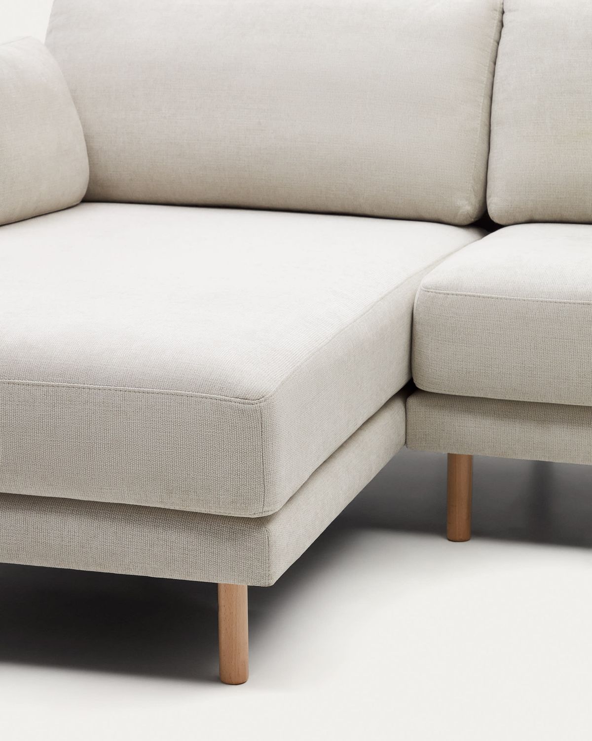 Sofá Gilma 3 plazas chenilla chaise longue derecho/izquierdo perla y patas natural 260 cm
