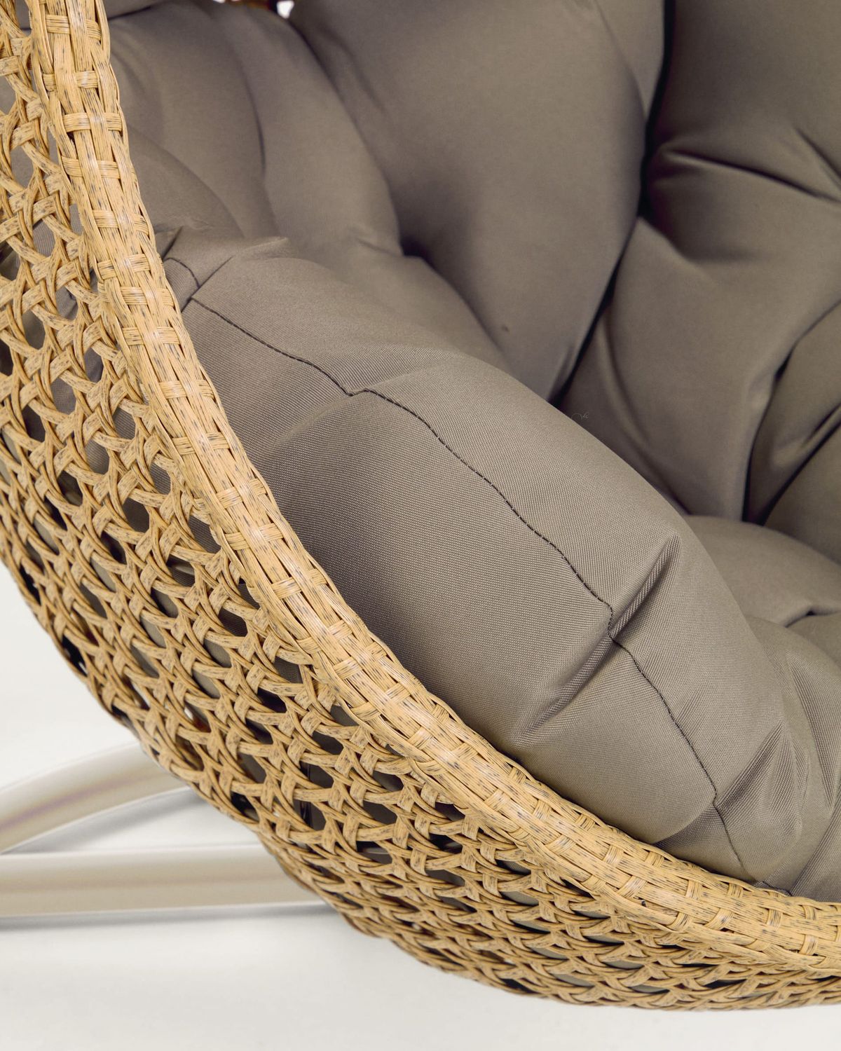 Sillón colgante con pie gris claro Cira con acabado natural