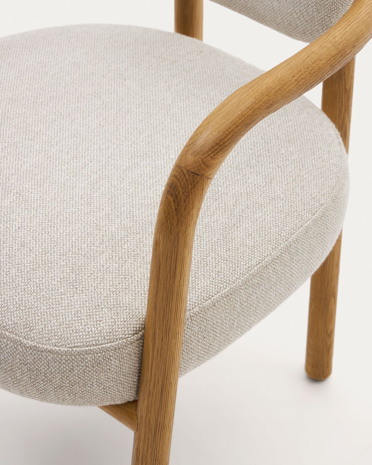Silla Melqui beige de madera maciza de roble con acabado natural