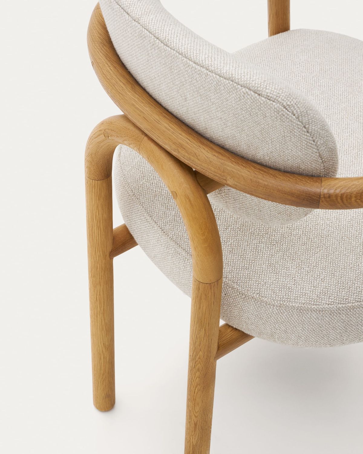 Silla Melqui beige de madera maciza de roble con acabado natural