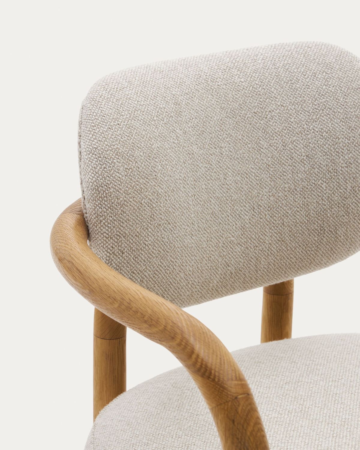 Silla Melqui beige de madera maciza de roble con acabado natural