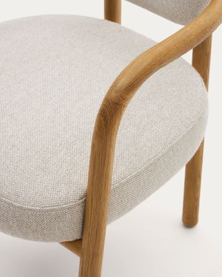 Silla Melqui beige de madera maciza de roble con acabado natural