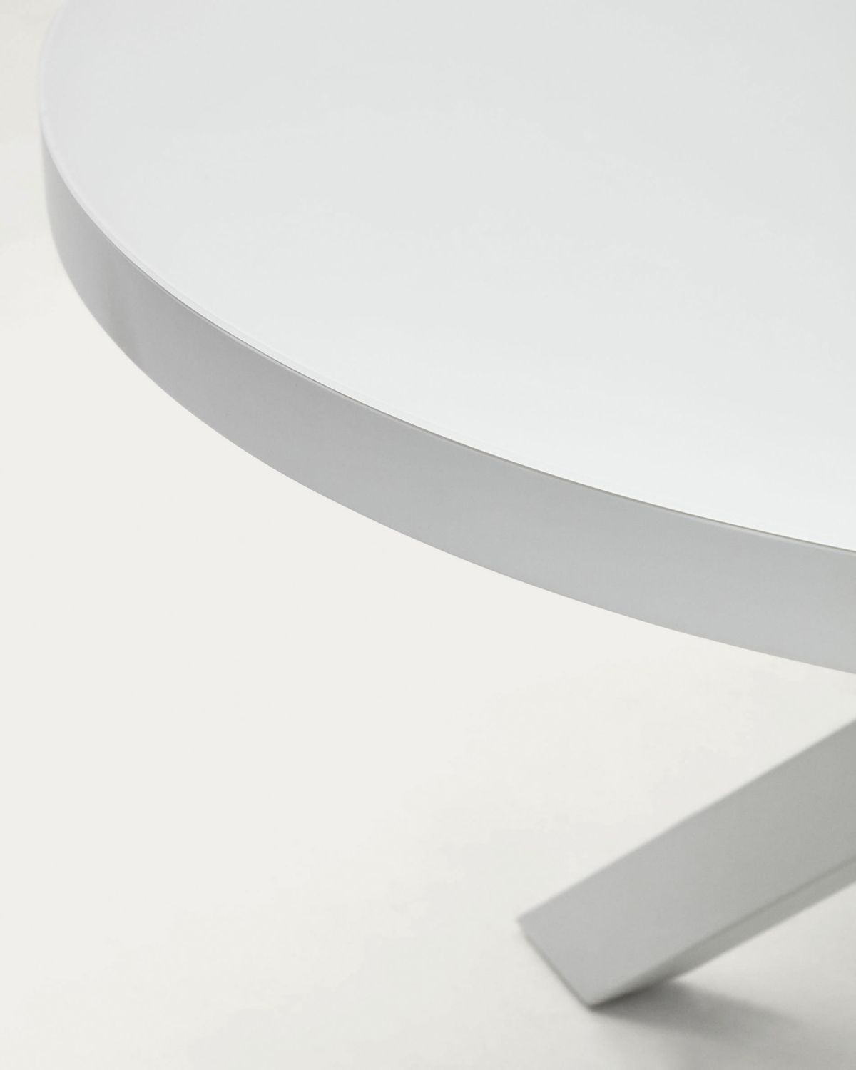 Mesa extensible redonda Vashti de cristal, MDF patas acero acabado blanco Ø120(160)x120cm