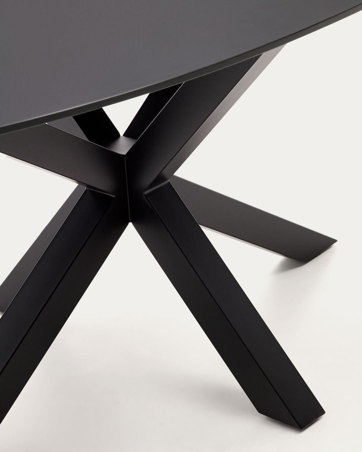 Mesa Argo de cristal negro y patas de acero negro Ø 200 x 100 cm